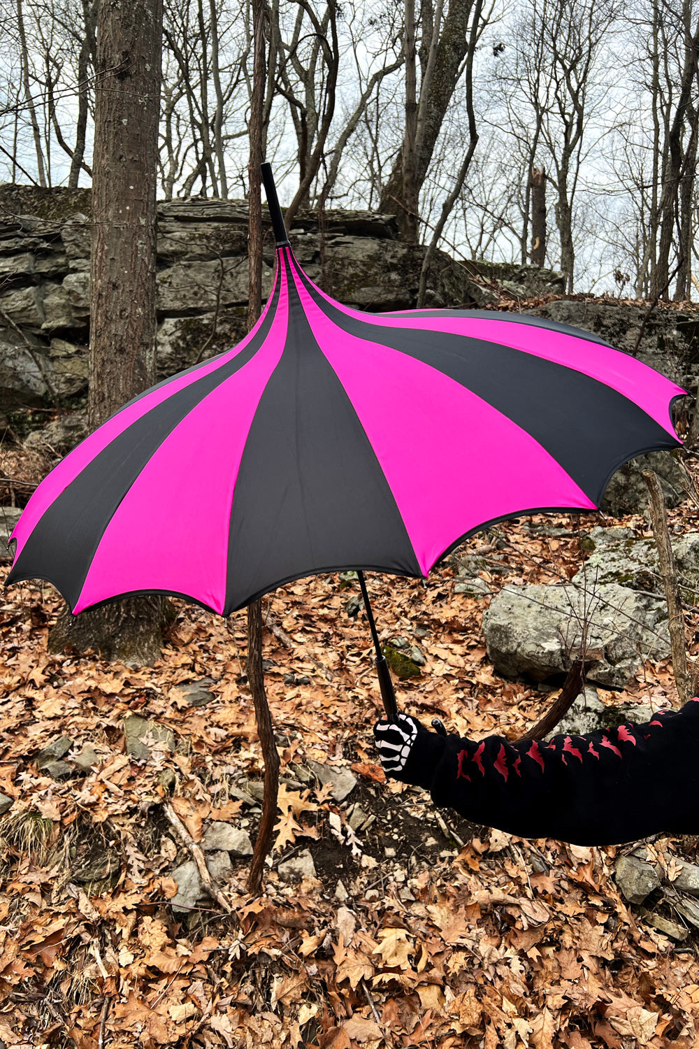 Batwing Pagoda Umbrella [BLACK/HOT PINK STRIPED]